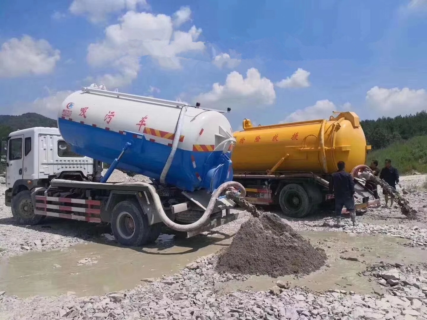 Sewage disposal tank truck work site Sewage disposal tank truck work site